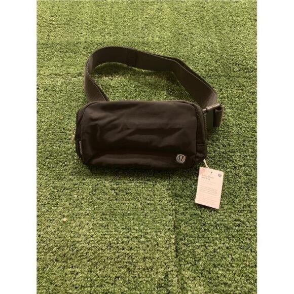 Black Lululemon everywhere belt bag 1L & NEW & Black - Picture 1 of 5